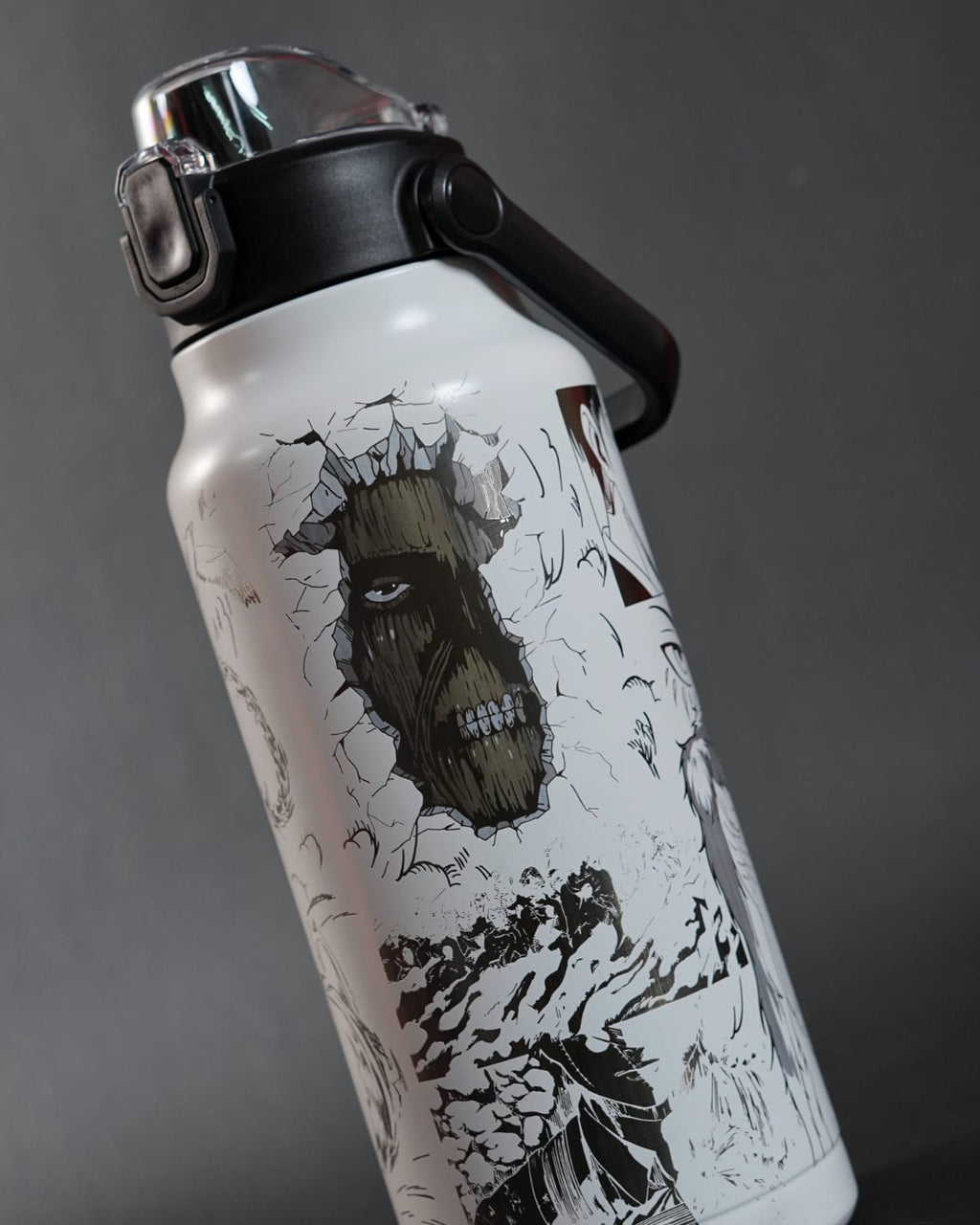 Botella Térmica Attack on Titan 1.8L